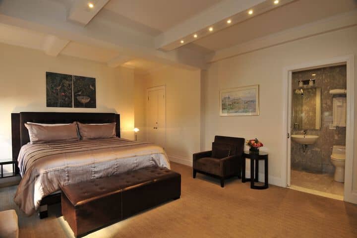 Room 5 of 184